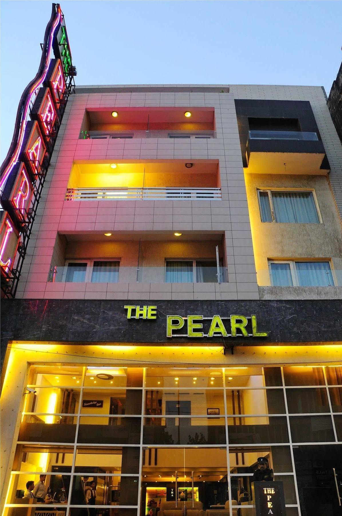 The Pearl Hotel New Delhi Exterior photo