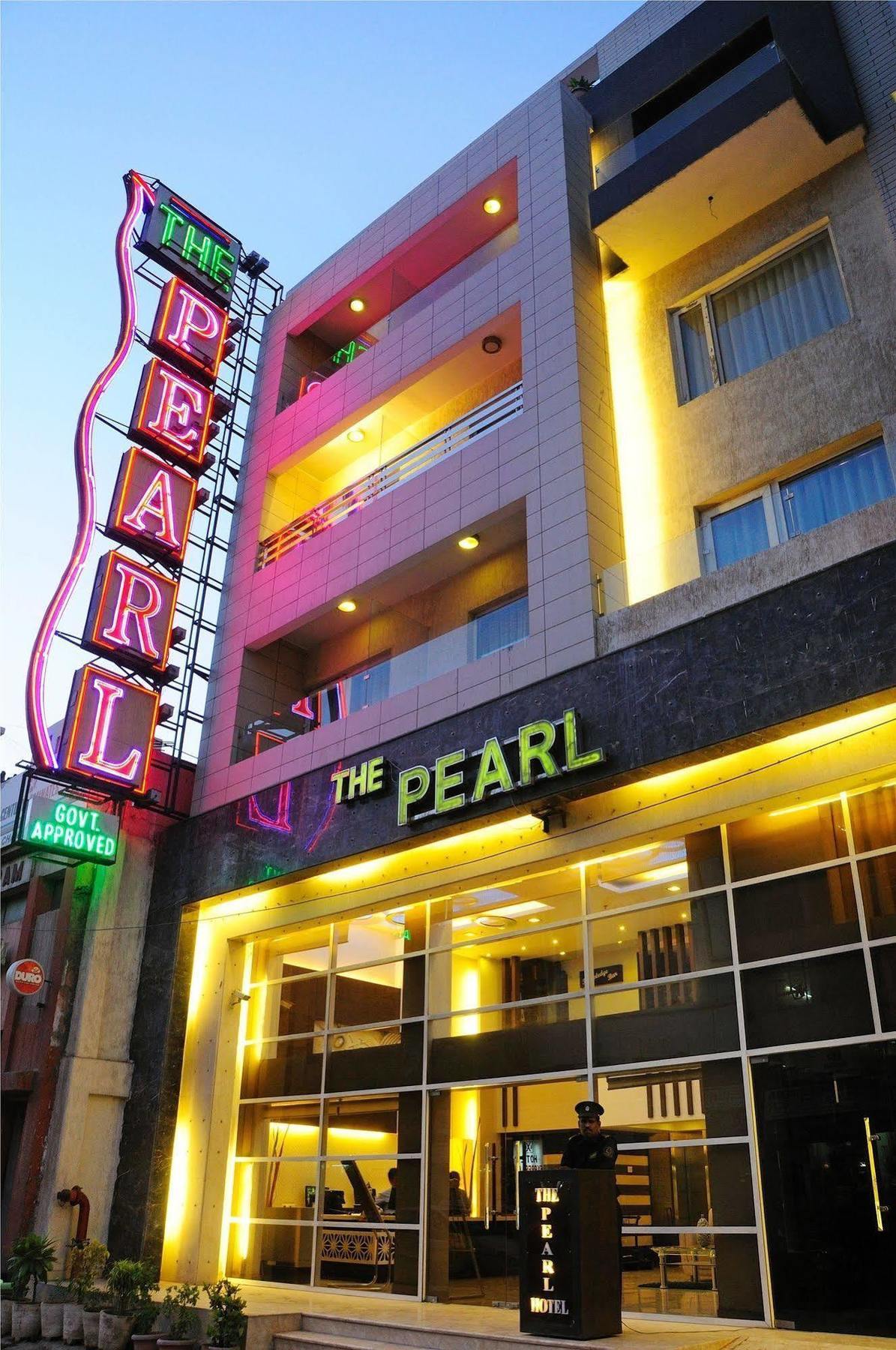 The Pearl Hotel New Delhi Exterior photo